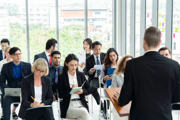 Grupo Empresários Reunidos Uma Conferência Seminário Audiência Ouvindo Instrutor Sessão — Fotografia de Stock