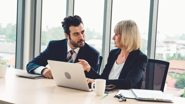 Twee Zakenmensen Praten Projectstrategie Kantoor Zakenman Bespreken Projectplanning Met Collega — Stockfoto