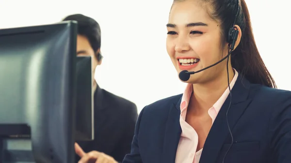 Gente Negocios Que Usa Auriculares Trabajando Oficina Para Apoyar Clientes —  Fotos de Stock