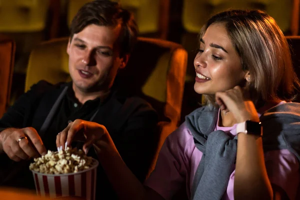 Kavkazský Milenec Těší Sledovat Film Jíst Popcorn Společně Kině — Stock fotografie