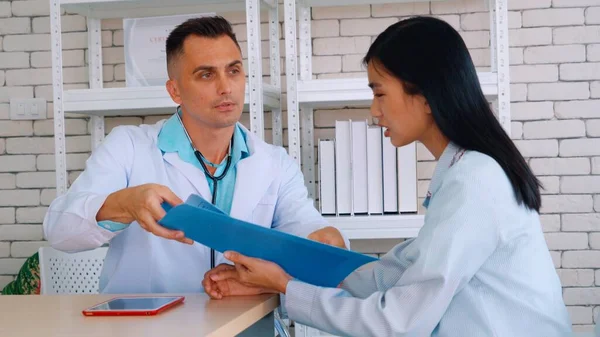 Γιατρός Επαγγελματική Στολή Που Εξετάζει Ασθενή Νοσοκομείο Ιατρική Κλινική Υγειονομική — Φωτογραφία Αρχείου