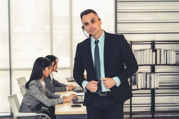 Gente Negocios Que Usa Auriculares Trabajando Oficina Para Apoyar Clientes — Foto de Stock