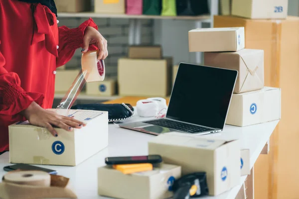 Çevrimiçi Satıcı Ofisinde Çalışıyor Teslimat Kutusunu Müşteriye Paketliyor Nternette Ticaret — Stok fotoğraf