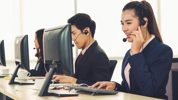 Geschäftsleute Mit Headset Arbeiten Büro Entfernte Kunden Oder Kollegen Unterstützen — Stockfoto