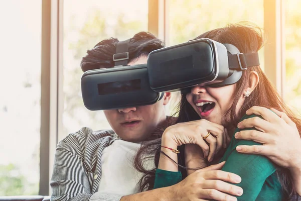 Gelukkig Stel Kijken Naar Video Virtual Reality Headset Woonkamer Thuis — Stockfoto