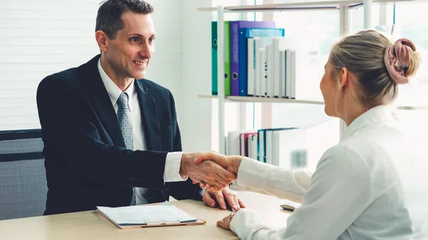 Buscador Emprego Gerente Aperto Mão Reunião Entrevista Emprego Escritório Corporativo — Fotografia de Stock