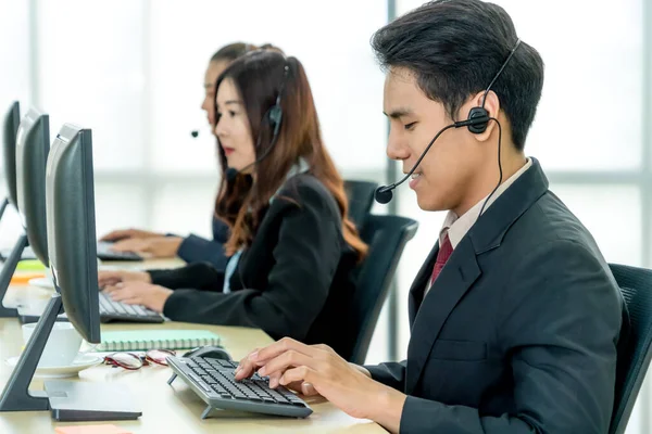 Geschäftsleute Mit Headset Arbeiten Büro Entfernte Kunden Oder Kollegen Unterstützen — Stockfoto