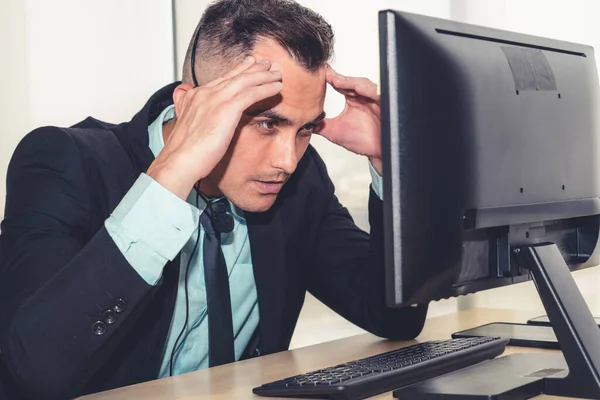 Επιχειρηματίες Που Φορούν Ακουστικά Αισθάνονται Δυστυχισμένοι Που Εργάζονται Στο Γραφείο — Φωτογραφία Αρχείου