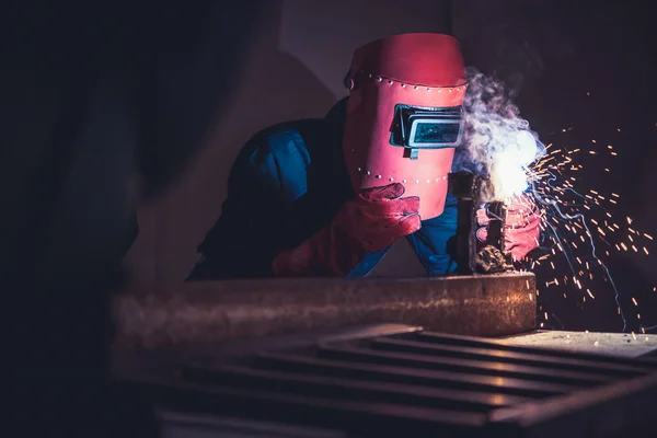 Las Obras Acero Soldadura Del Metal Usando Máquina Eléctrica Soldadura —  Fotos de Stock