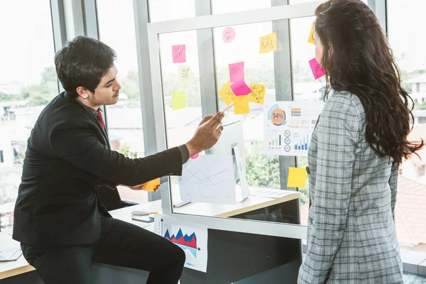 Gli Uomini Affari Lavorano Consiglio Pianificazione Del Progetto Ufficio Conversano — Foto Stock