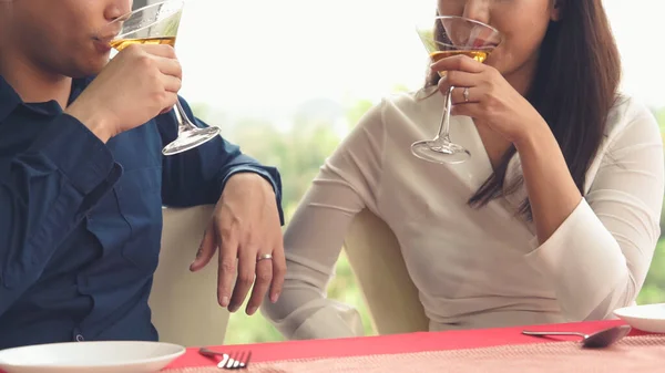 Glückliches Romantisches Paar Beim Mittagessen Restaurant Ehejubiläum Und Lebensstil — Stockfoto