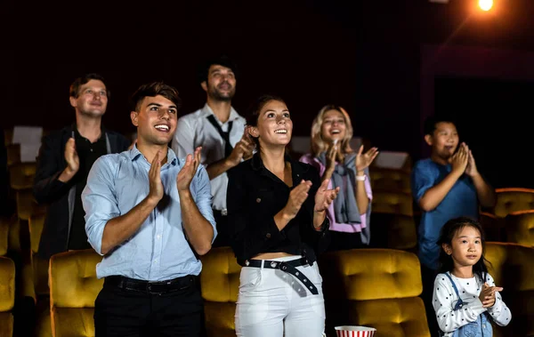 Grupo Público Feliz Divertido Assistir Cinema Cinema Grupo Atividade Recreação — Fotografia de Stock