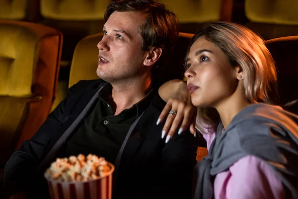 Kavkazský Milenec Těší Sledovat Film Jíst Popcorn Společně Kině — Stock fotografie