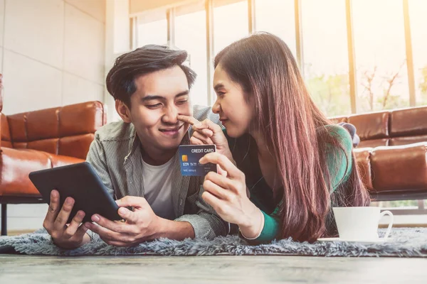 Jong Stel Gebruiken Credit Card Voor Online Winkelen Internet Website — Stockfoto