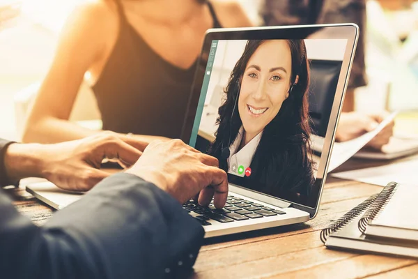 Video Chiamata Gruppo Uomini Affari Che Incontrano Sul Posto Lavoro — Foto Stock