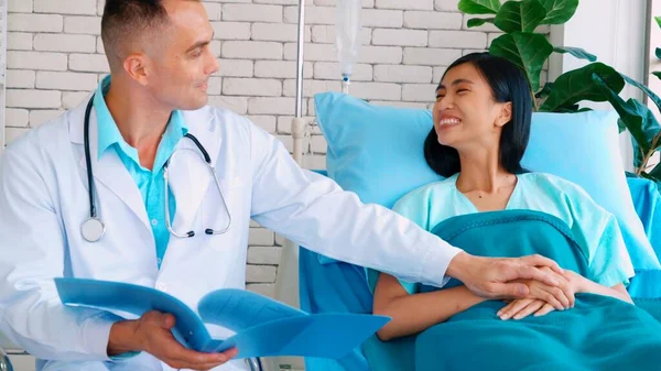 Médico Uniforme Profesional Examinando Paciente Hospital Clínica Médica Concepto Servicio — Foto de Stock