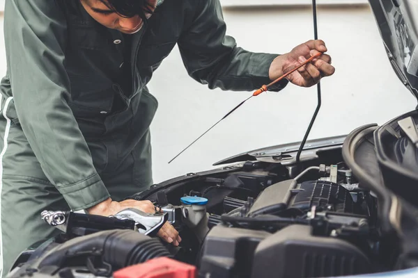 Mão Mecânica Profissional Fornecendo Serviço Reparação Manutenção Automóveis Garagem Automóvel — Fotografia de Stock