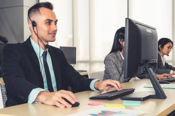 Pessoas Negócios Usando Headset Trabalhando Escritório Para Apoiar Cliente Remoto — Fotografia de Stock