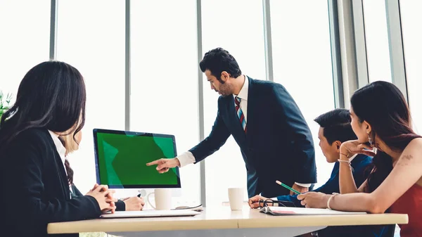 Gente Negocios Sala Conferencias Con Pantalla Verde Croma Key Computadora — Foto de Stock