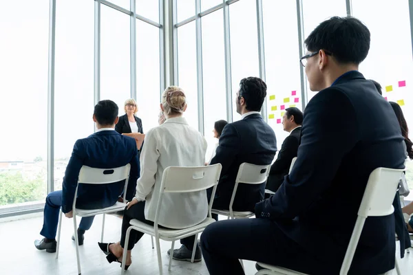 Grupo Empresários Reunidos Uma Conferência Seminário Audiência Ouvindo Instrutor Sessão — Fotografia de Stock