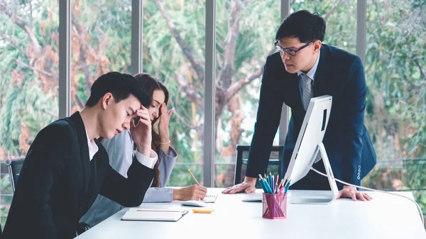 Θυμωμένος Επιχειρηματίας Πρόβλημα Εργασίας Διαφωνία Στην Ομάδα Συνάντηση Στο Γραφείο — Φωτογραφία Αρχείου