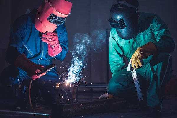 Las Obras Acero Soldadura Del Metal Usando Máquina Eléctrica Soldadura —  Fotos de Stock