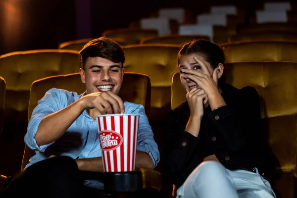 Casal Caucasianos Assistir Filme Suspense Cinema Olhos Mulher Fechada Virar — Fotografia de Stock