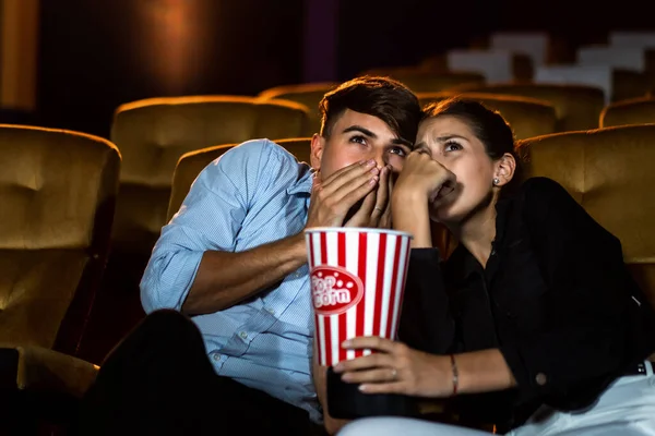 Casal Amantes Assistindo Filme Choque Olhos Perto Cinema Cinema — Fotografia de Stock