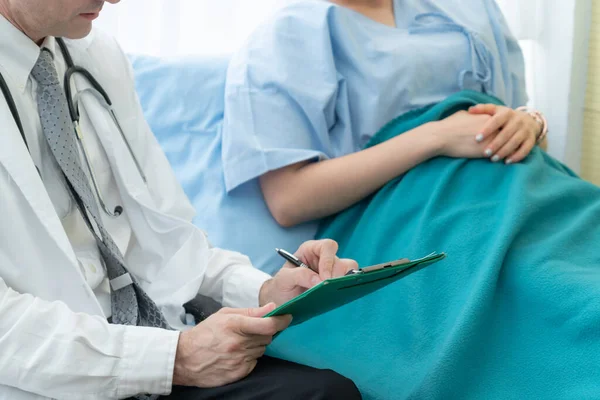 Doutor Uniforme Profissional Examinando Paciente Hospital Clínica Médica Conceito Serviço — Fotografia de Stock