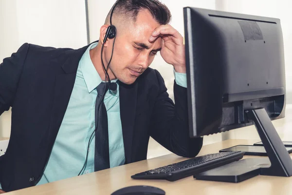 Les Gens Affaires Qui Portent Casque Sentent Malheureux Travailler Bureau — Photo