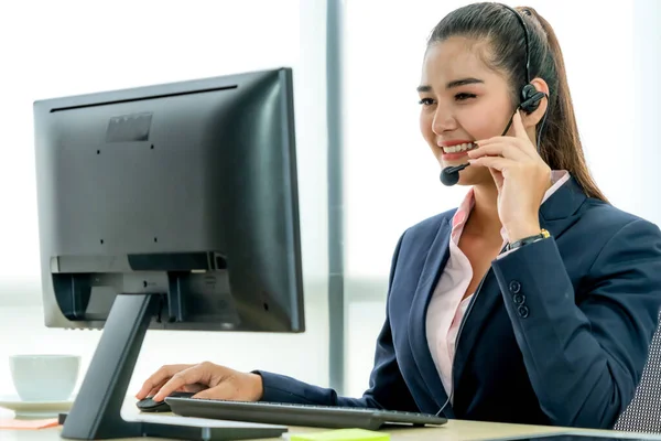 Geschäftsleute Mit Headset Arbeiten Büro Entfernte Kunden Oder Kollegen Unterstützen — Stockfoto