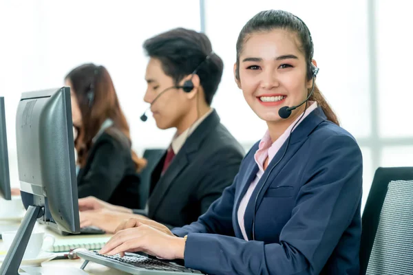 Geschäftsleute Mit Headset Arbeiten Büro Entfernte Kunden Oder Kollegen Unterstützen — Stockfoto