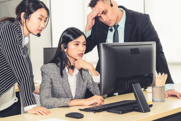 Geschäftsleute Mit Headset Fühlen Sich Büro Unwohl Scheitern Negative Traurigkeit — Stockfoto
