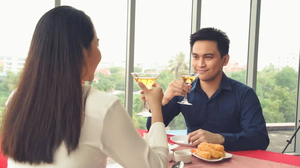 Ευτυχισμένο Ρομαντικό Ζευγάρι Τρώει Μεσημεριανό Στο Εστιατόριο Επετειακή Γιορτή Ζευγαριών — Φωτογραφία Αρχείου