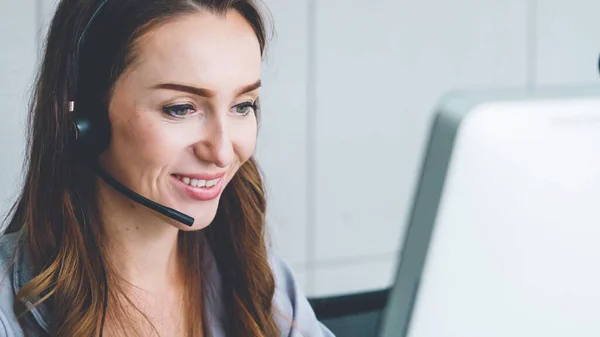 Pessoas Negócios Usando Headset Trabalhando Escritório Para Apoiar Cliente Remoto — Fotografia de Stock