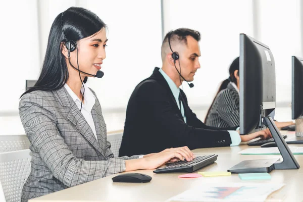 Affärsmän Som Bär Headset Arbetar Kontoret För Att Stödja Fjärrkund — Stockfoto