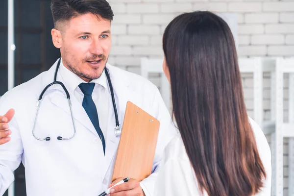 Médico Uniforme Profesional Examinando Paciente Hospital Clínica Médica Concepto Servicio — Foto de Stock