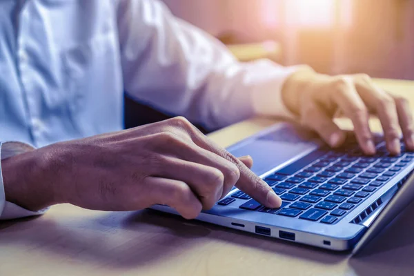 Empresário Mão Digitando Teclado Computador Computador Portátil Escritório Conceito Negócios — Fotografia de Stock