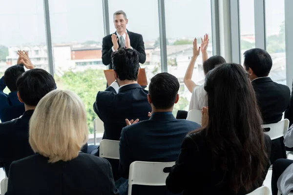 Groep Van Zakenmensen Vergaderen Een Seminar Conferentie Publiek Luisteren Naar — Stockfoto