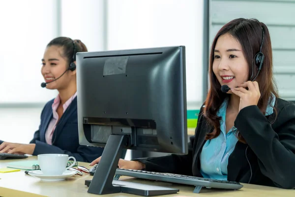 Gente Negocios Que Usa Auriculares Trabajando Oficina Para Apoyar Clientes — Foto de Stock