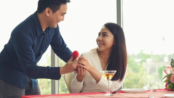 Romantisches Paar Beschenkt Liebhaber Restaurant Lebensstil Glücklicher Paare — Stockfoto