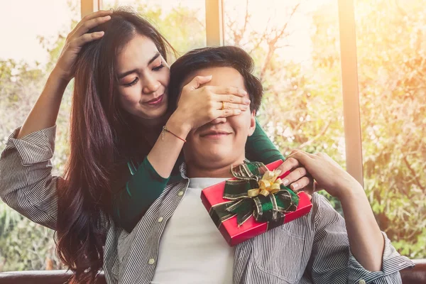 Feliz Pareja Dando Regalo Para Celebrar Aniversario Matrimonio Estilo Vida —  Fotos de Stock