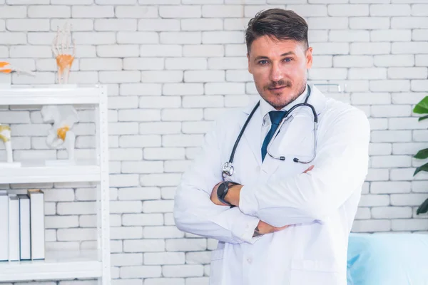 Hastanede Çalışan Profesyonel Üniformalı Bir Doktor Tıbbi Sağlık Doktor Hizmeti — Stok fotoğraf