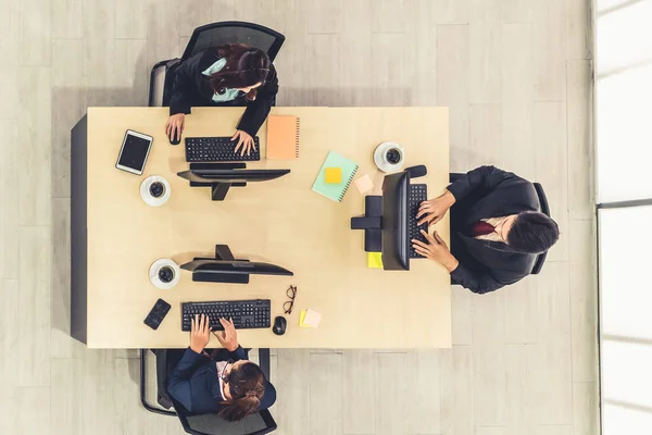 Pessoas Negócios Vestindo Headset Vista Superior Escritório Trabalhando Com Computador — Fotografia de Stock