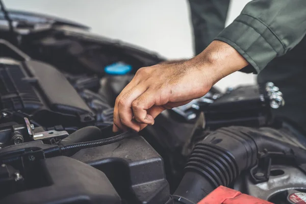 Mão Mecânica Profissional Fornecendo Serviço Reparação Manutenção Automóveis Garagem Automóvel — Fotografia de Stock