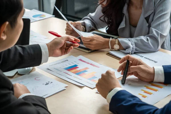 Uomo Affari Intelligente Donna Affari Che Parlano Discussione Riunione Gruppo — Foto Stock