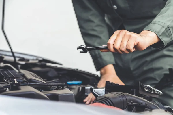 Mão Mecânica Profissional Fornecendo Serviço Reparação Manutenção Automóveis Garagem Automóvel — Fotografia de Stock