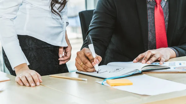 Twee Zakenmensen Praten Projectstrategie Kantoor Zakenman Bespreken Projectplanning Met Collega — Stockfoto