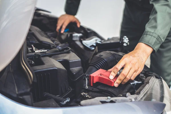 Mão Mecânica Profissional Fornecendo Serviço Reparação Manutenção Automóveis Garagem Automóvel — Fotografia de Stock