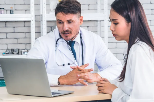 Médico Uniforme Profesional Examinando Paciente Hospital Clínica Médica Concepto Servicio — Foto de Stock